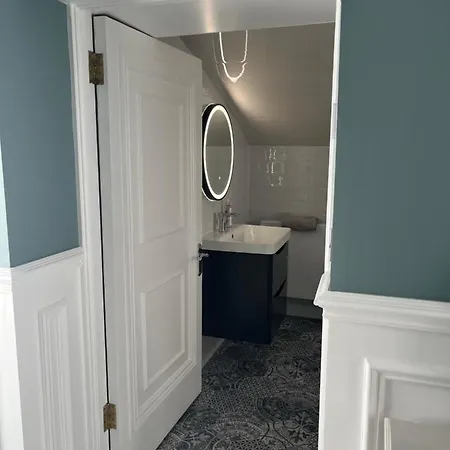 Kenilworth Square North Homestay *